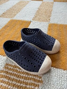 Native Jefferson slip on rubber navy blue shoes size toddler 4